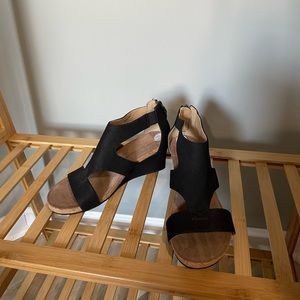 Cute black sandals. Perfect for causal or dressy settings!